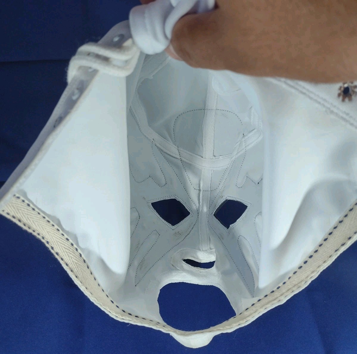 Atlantis CMLL. Semiprofesional Mask in White and Blue.