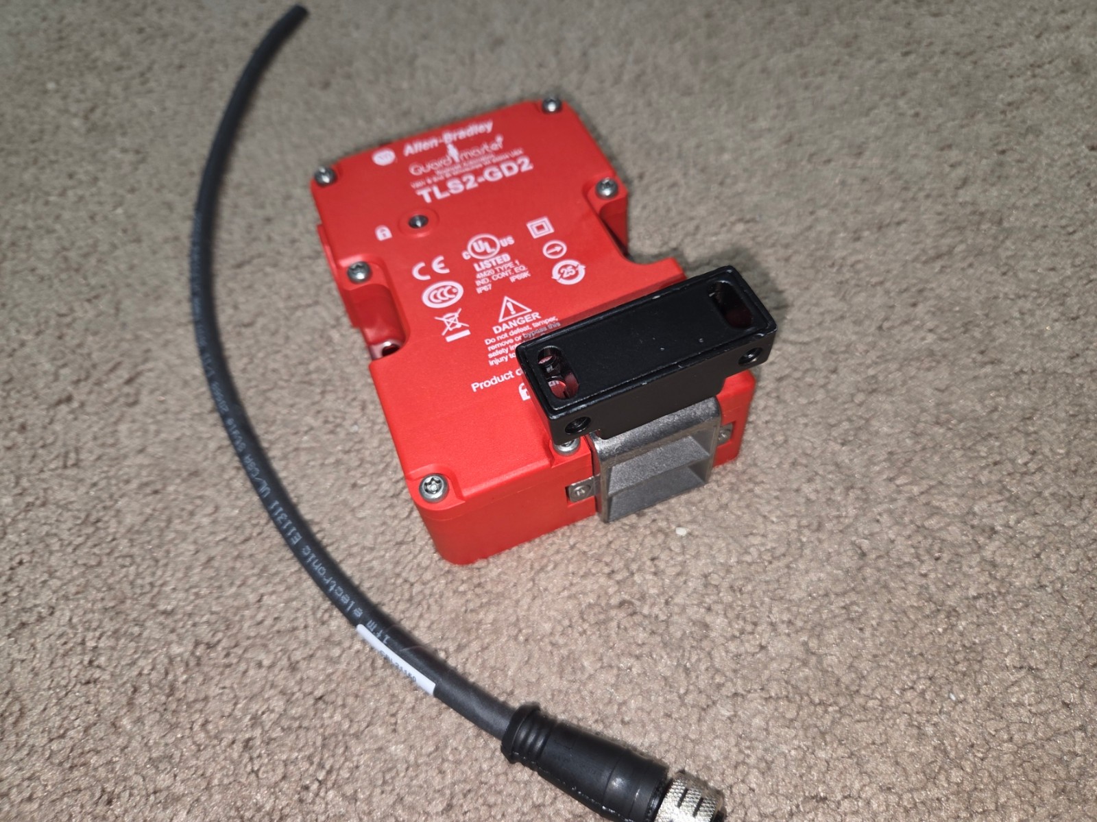 Allen Bradley 440G-T2NBBPH-1L TLS2-GD2 Guard Master Safety Switch 24V Coil