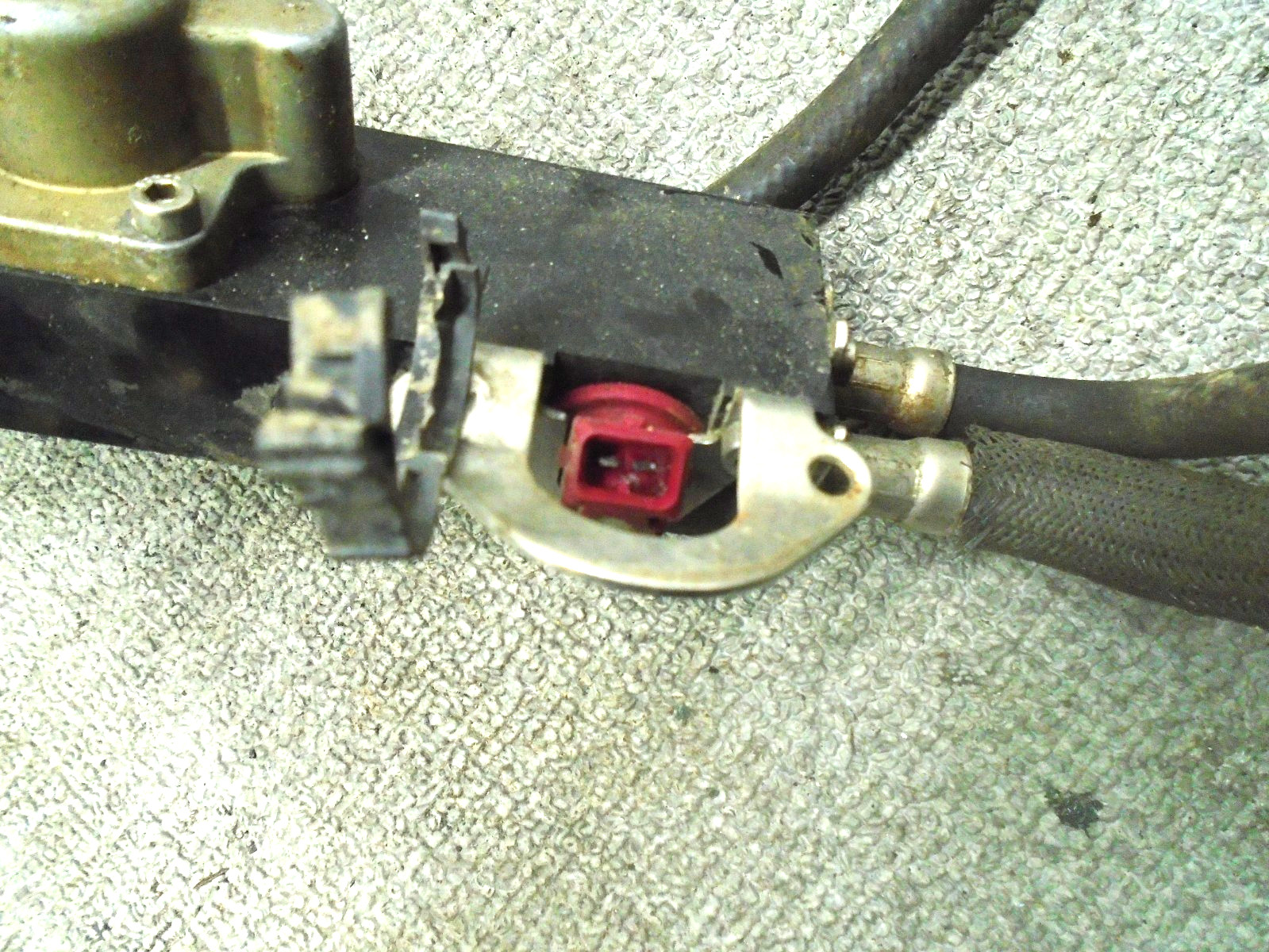 USED PORT & STARBOARD FUEL RAILS W INJECTORS 884430T07 MERCURY OUTBOARD