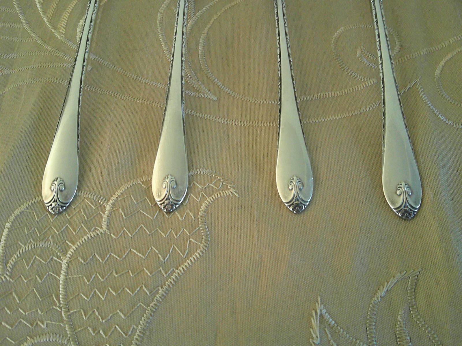 Exquisite Wm Rogers & Son Eight Five O'Clock Spoons IS Silverplate 1940