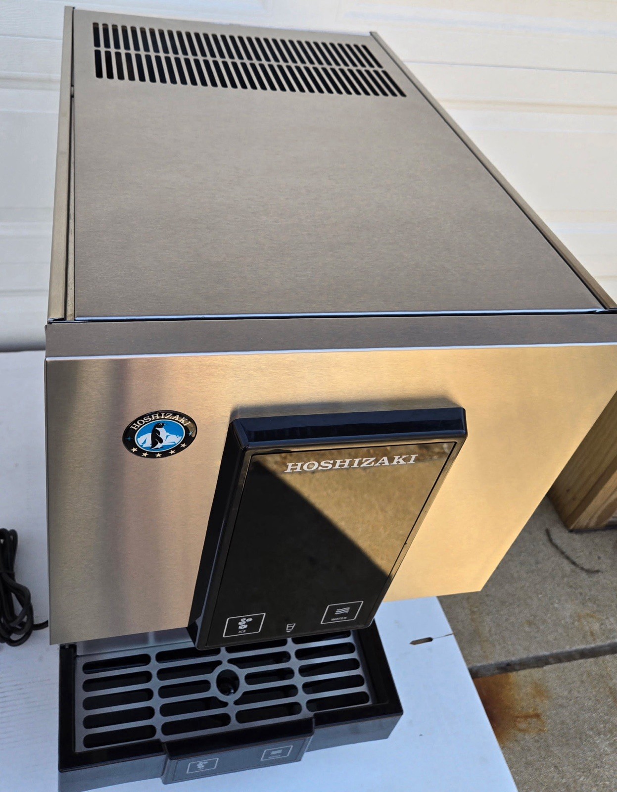 Hoshizaki DCM-271 BAH Countertop 257lb Ice Nugget and Water Maker with Dispenser