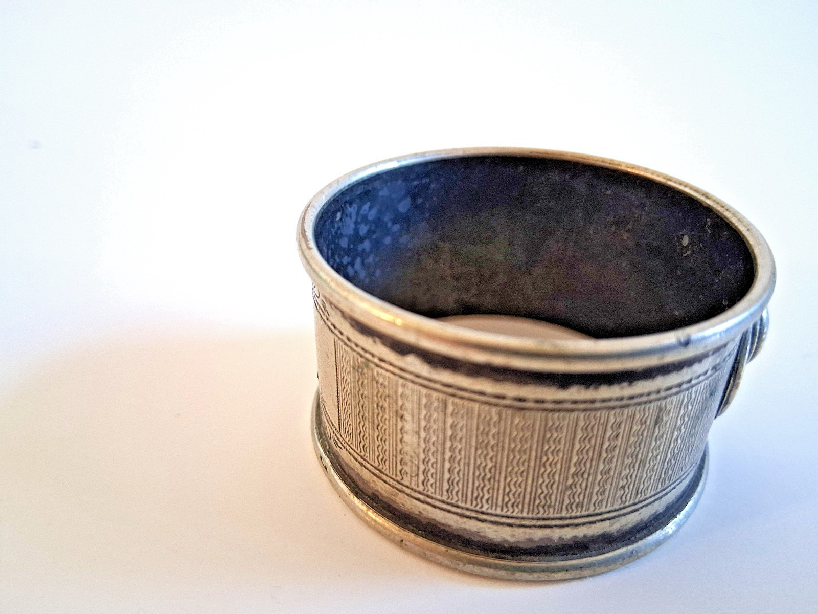 ANTIQUE MEDALLION HELMETED COIN SILVER NAPKIN RING - 26.4 GRAMS - NO MONOGRAM