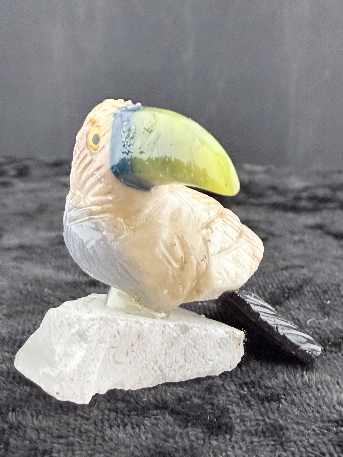 Gemstone Bird Sculpture on Mineral Base. 22 g. 39x34x33 mm