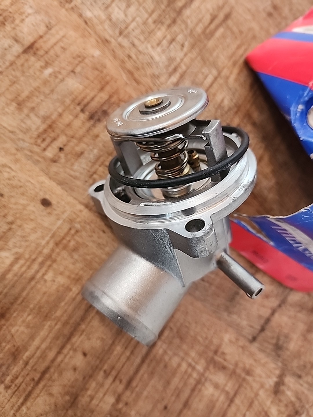 OEM 1112030875 Engine Coolant Thermostat Housing Assembly for Mercedes-Benz C180