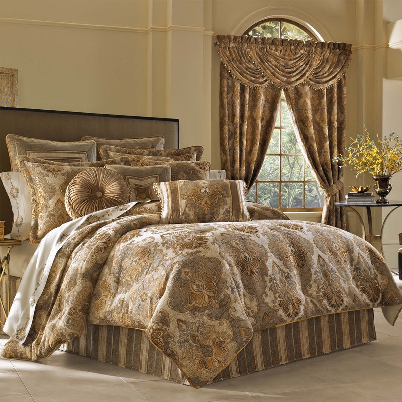 Bradshaw Natural 4-Piece Comforter Set Damask By J Queen
