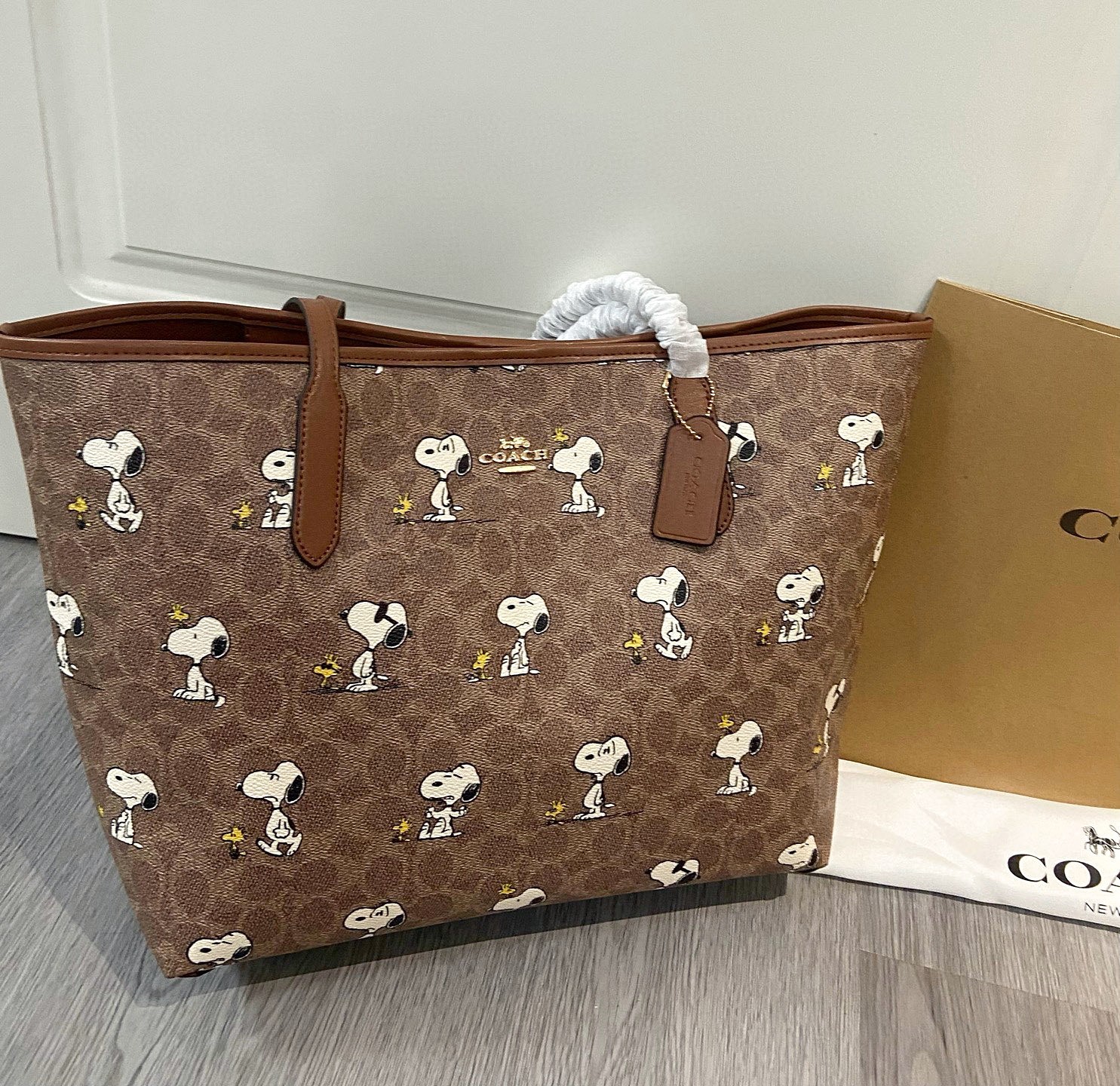New COACH x PEANUTS CBJ89 City Tote Bag Signature Coated Canvas Snoopy OutletNEW