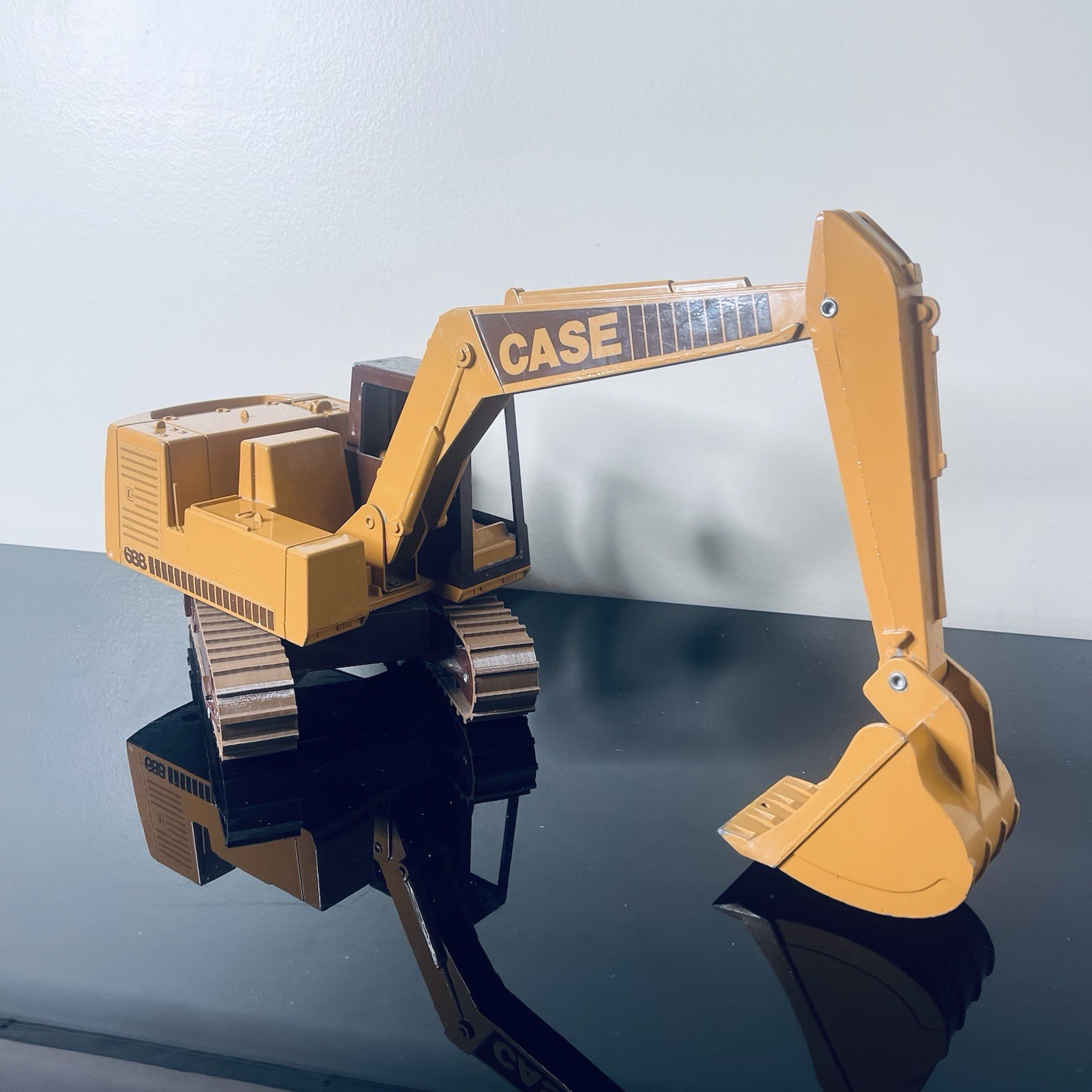 1/16 ERTL CASE Model 688 Excavator Construction Toy With Tracks RARE