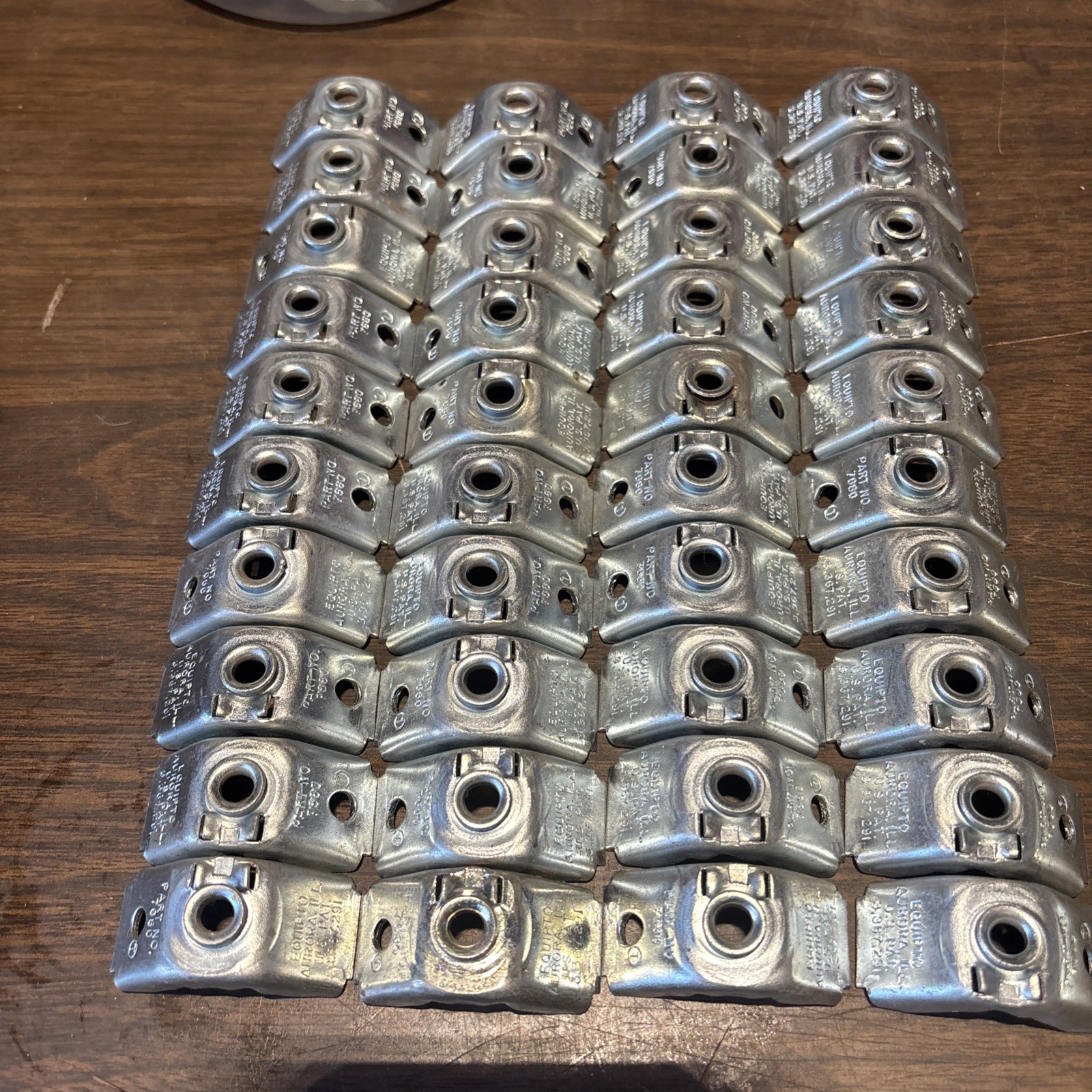 102C) Brand new 40 Equipto Shelf V Clips 7680 - 40 pieces