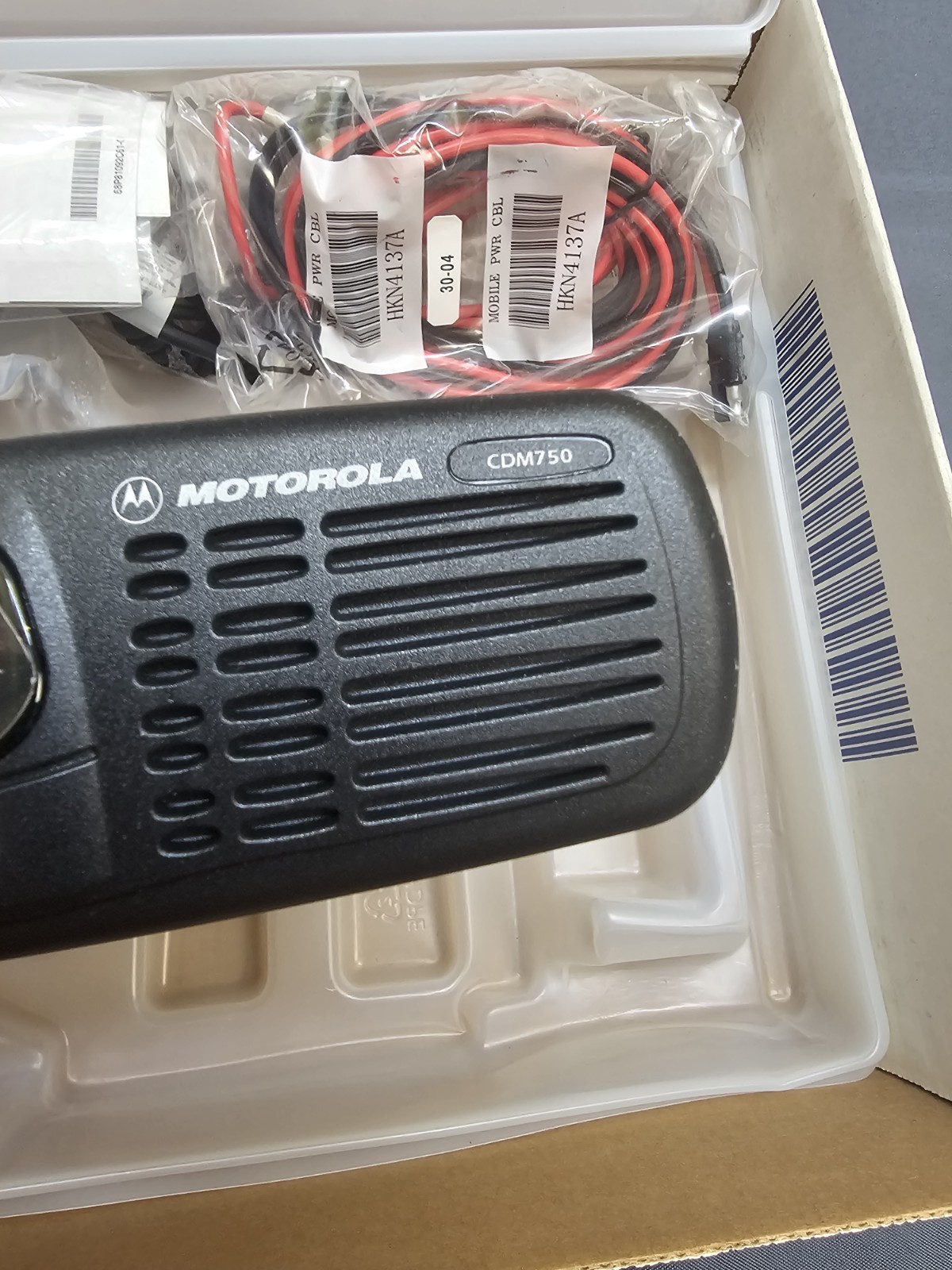 NEW in Box Motorola CDM750 UHF 403-470MHz 40 Watt AAM25RKC9AA1AN