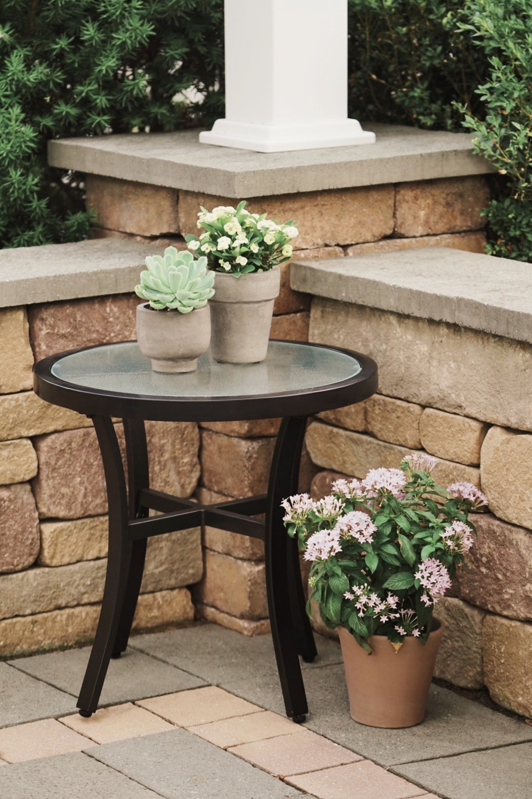 Garden Elements Bellveue 20" Round Glass Top Table