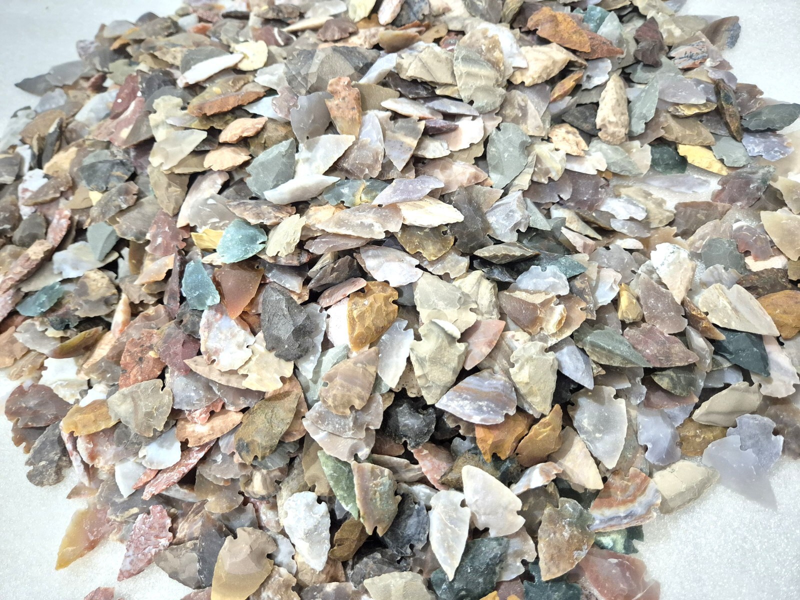 ** 53 Flint ARROWHEAD USA COLLECTION AMAZING COLORS 1"-1.3" Dovetail points **