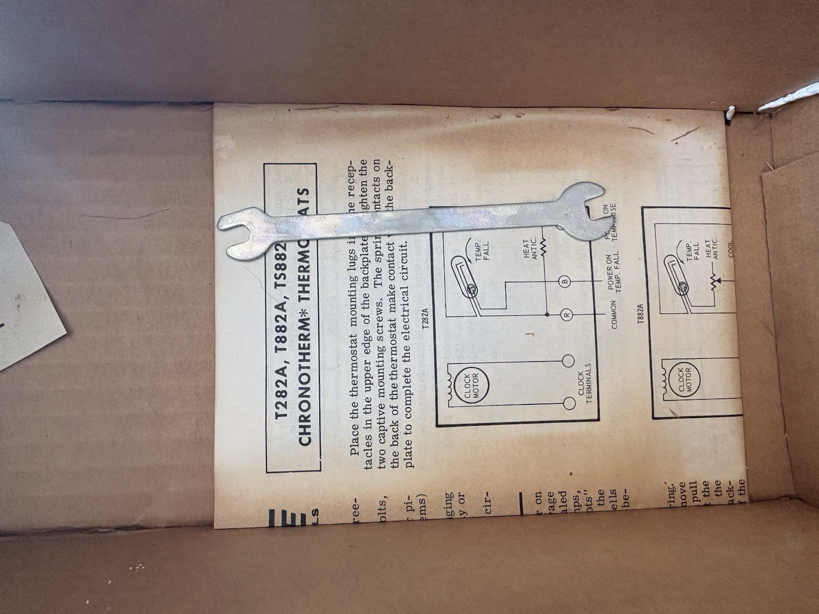 Honeywell Electric Clock Thermostat Heat/AC T882A Vintage 60s 70s New Old Stock