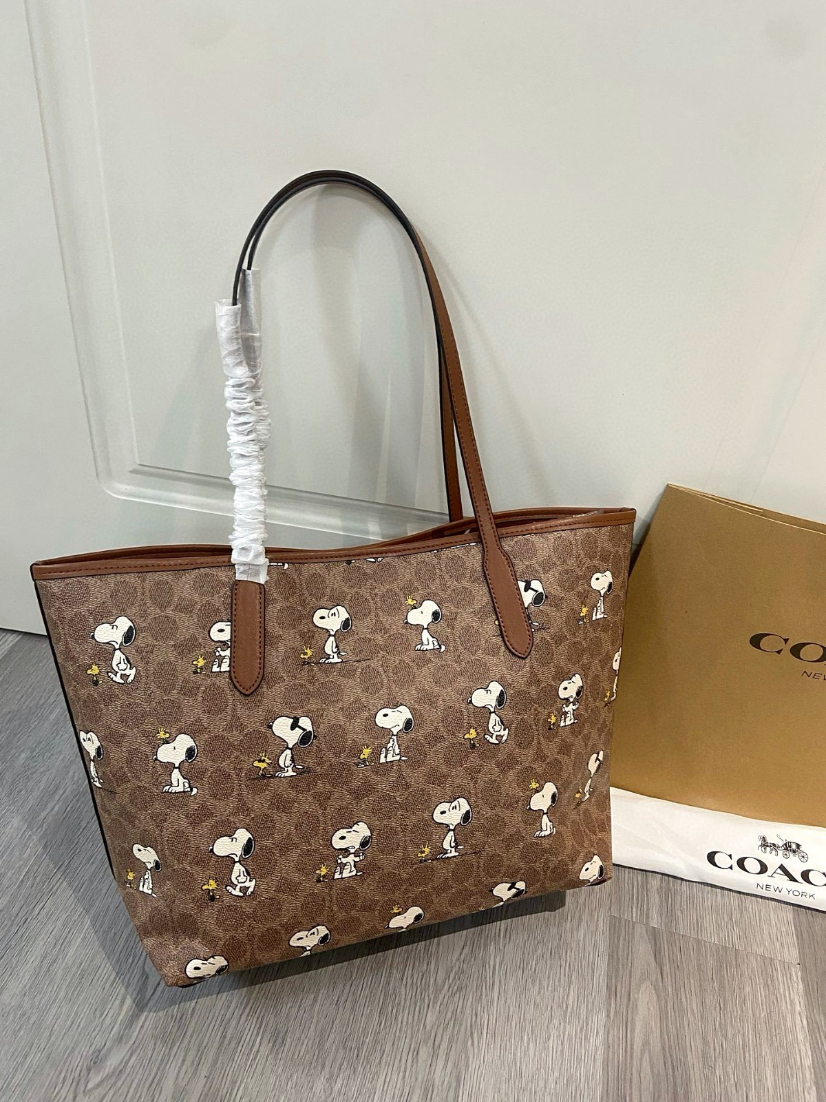 New COACH x PEANUTS CBJ89 City Tote Bag Signature Coated Canvas Snoopy OutletNEW