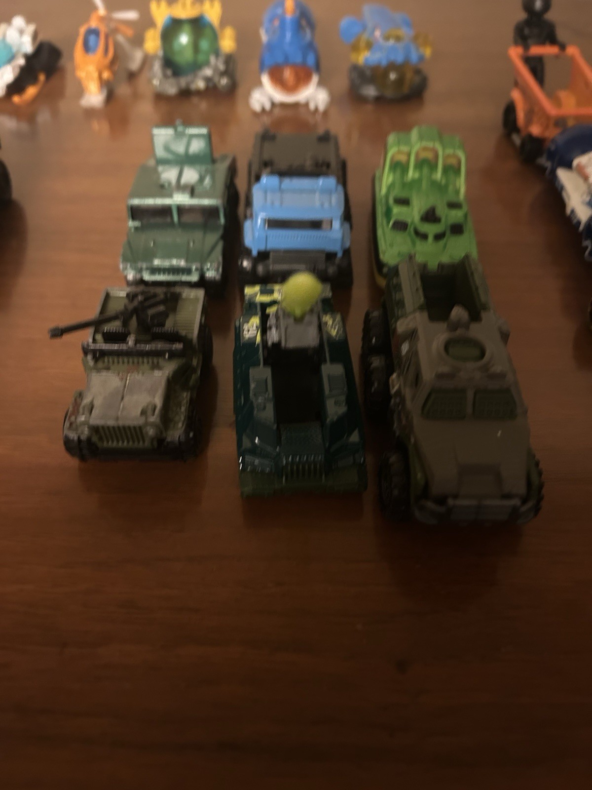 Hot Wheels Random 46 With Accessories And Beat Up Car Holder Read Disc