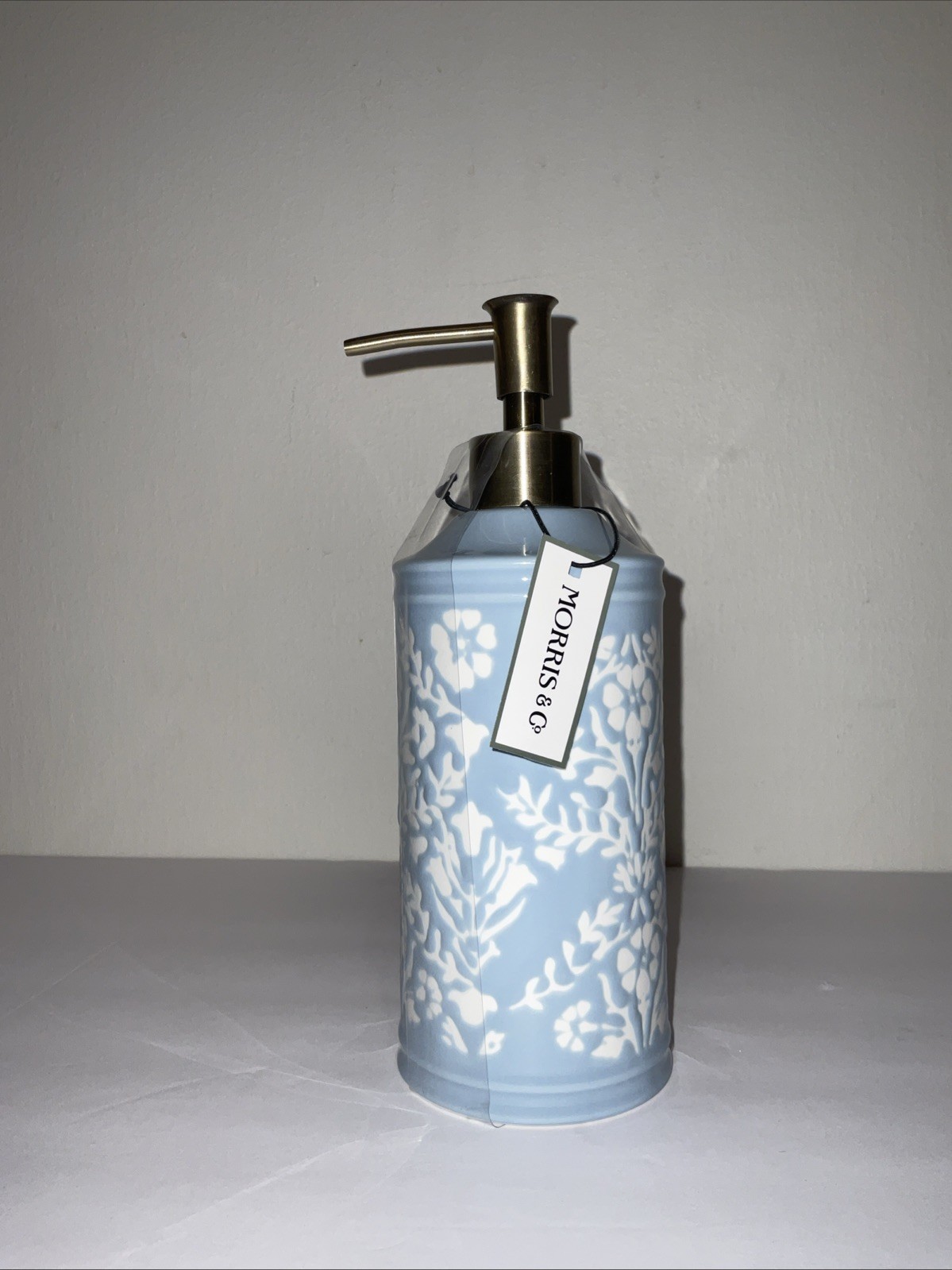 MORRIS & Co. BLUE WHITE ETCHED FLORAL BATHROOM VANITY CERAMIC SOAP PUMP NWT