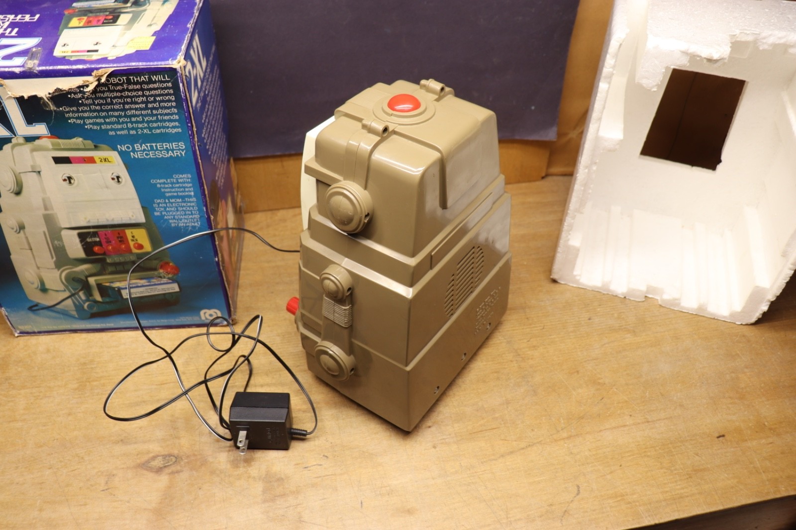 Vintage Mego 1978 2-XL Robot Toy 8 Track Player & 5 Cartridges