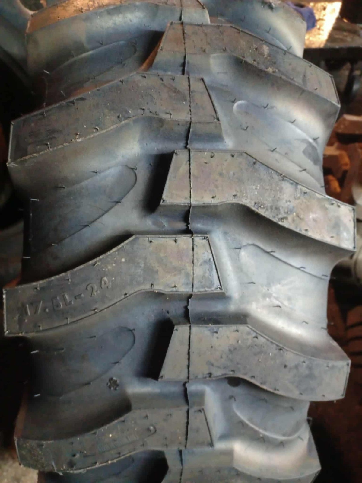 17.5L-24 TIRE R-4 NEW COSMETIC BLEM 8PLY 17524 17.5 24