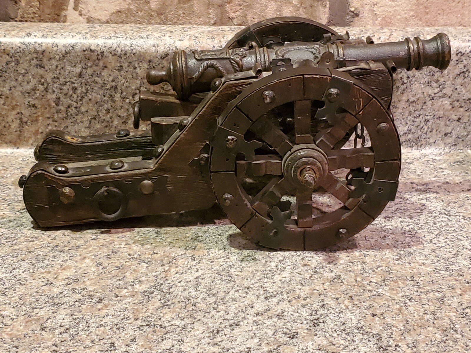 Model of a Spanish Field cannon, circa 16th century Replica Metal And Wood (Z6)