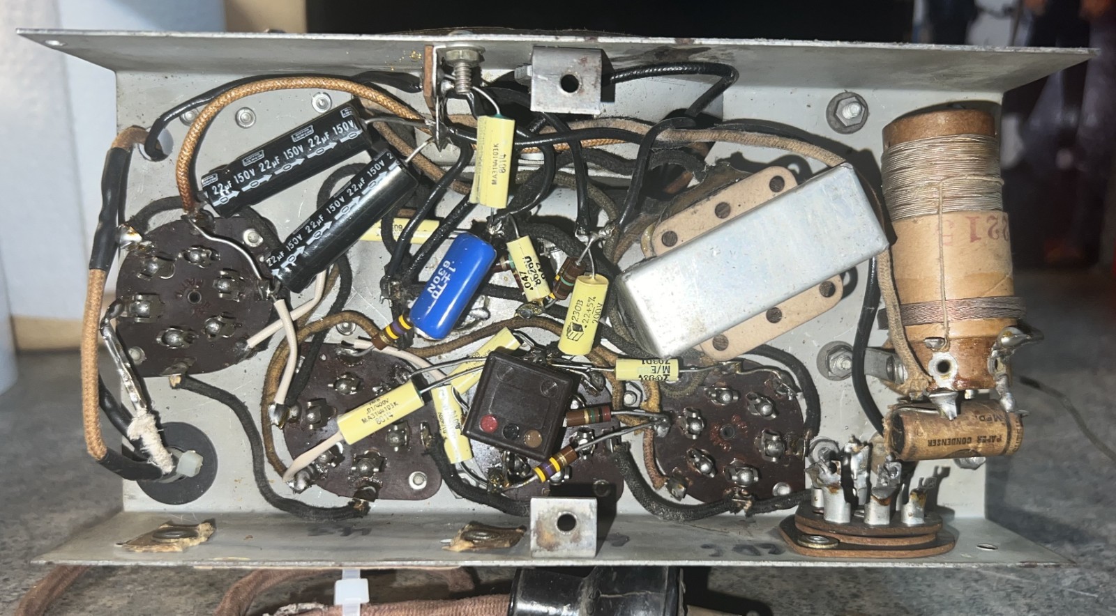 LEWOL Tabletop Broadcast Receiver. Model: "LEVORE" . Rare model. Works great !!