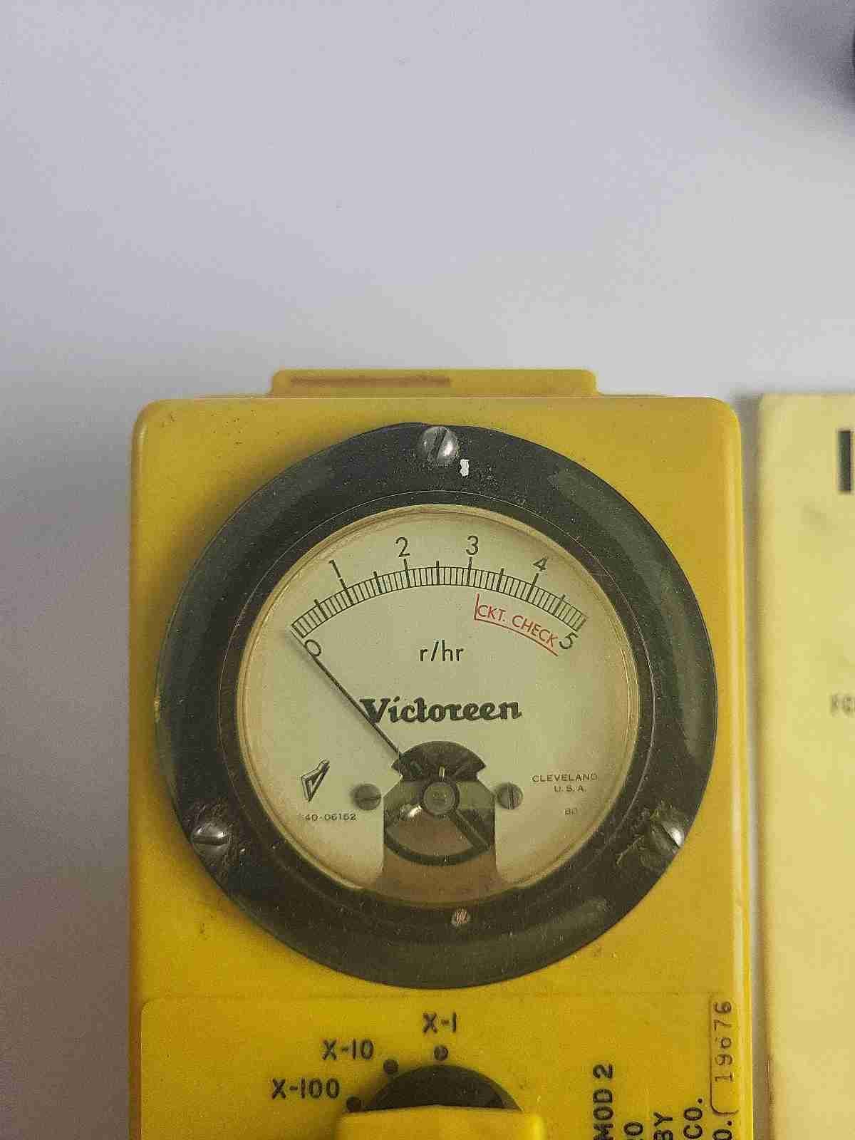 Victoreen Instrument CD V-720 Model2 Radiological Survey Meter + Manual Untested
