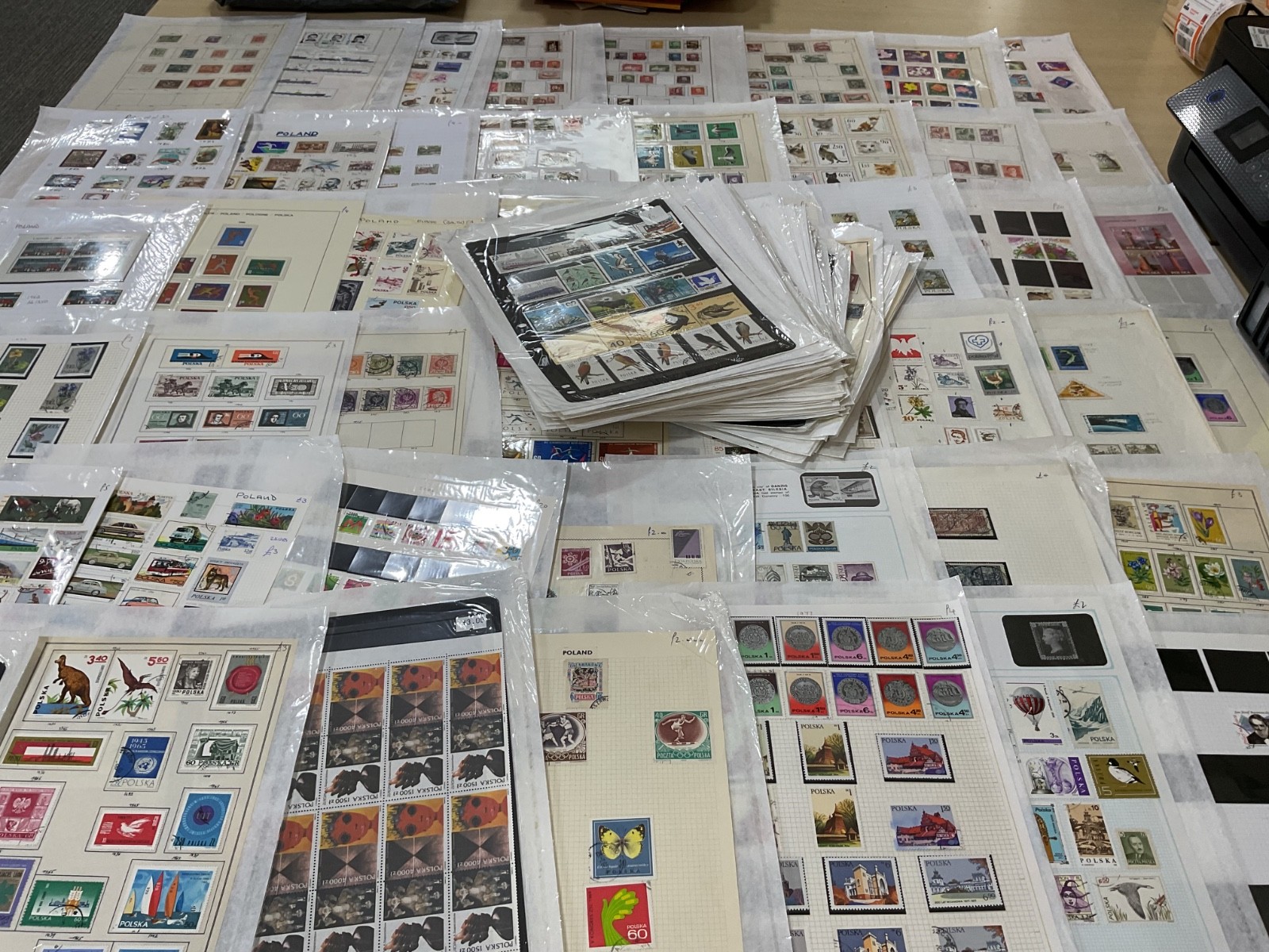 Poland stamps. Ex dealer leaves. Mint/Used. Vintage to modern. 1.8kg G101