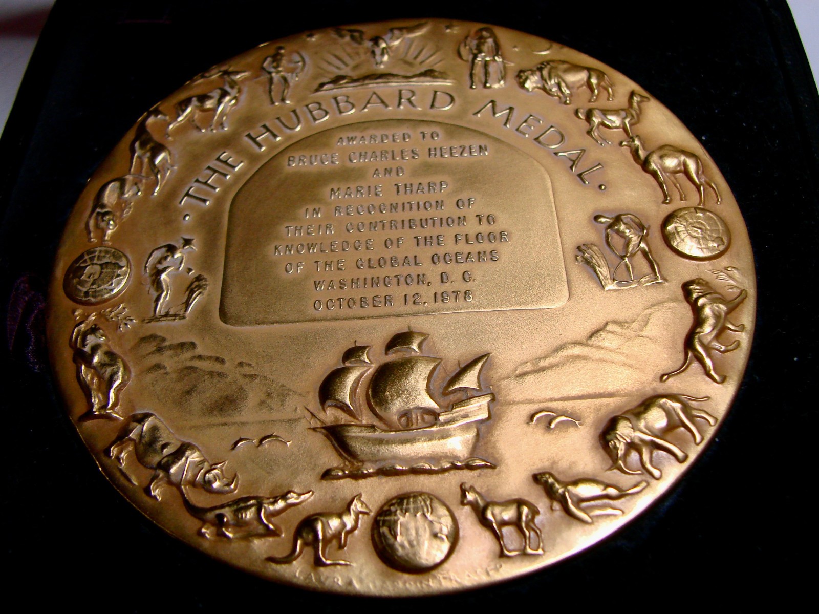 NATIONAL GEOGRAPHIC HUBBARD MEDAL FOR SCIENCE/EXPLORATION UNIQUE HEEZEN & THARP