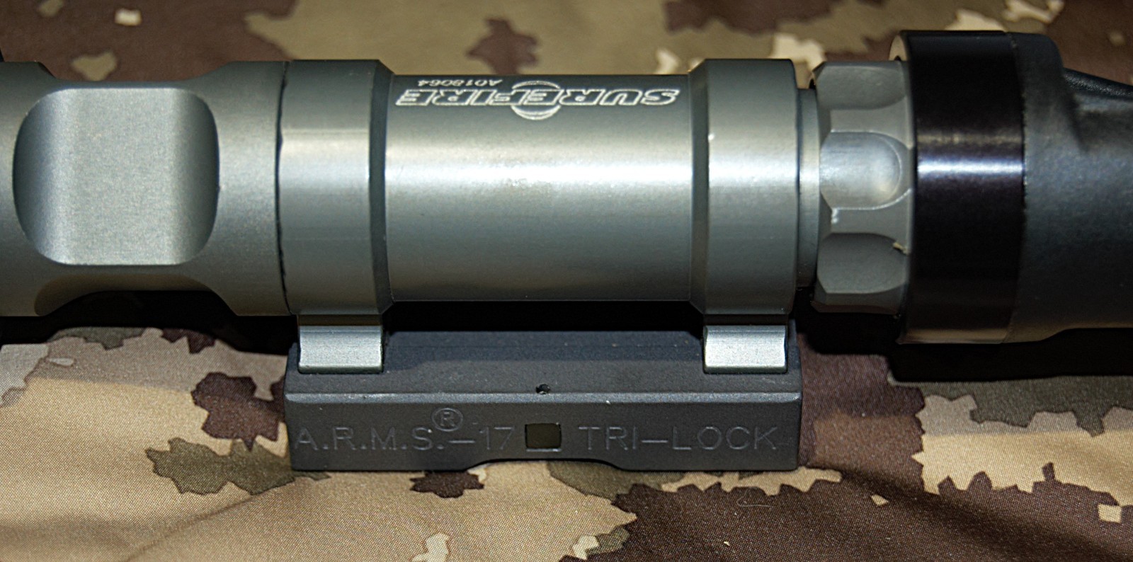 Surefire M962 Tactical Weapon Light w/ A.R.M.S. #17 Wingless Mount Old Gen