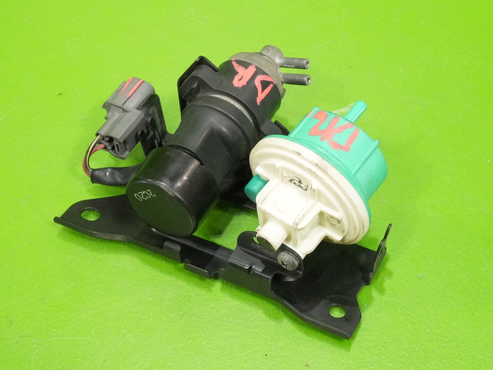 92-95 Civic OEM vacuum control valve + frequency solenoid 17290-PY3-901 Accord