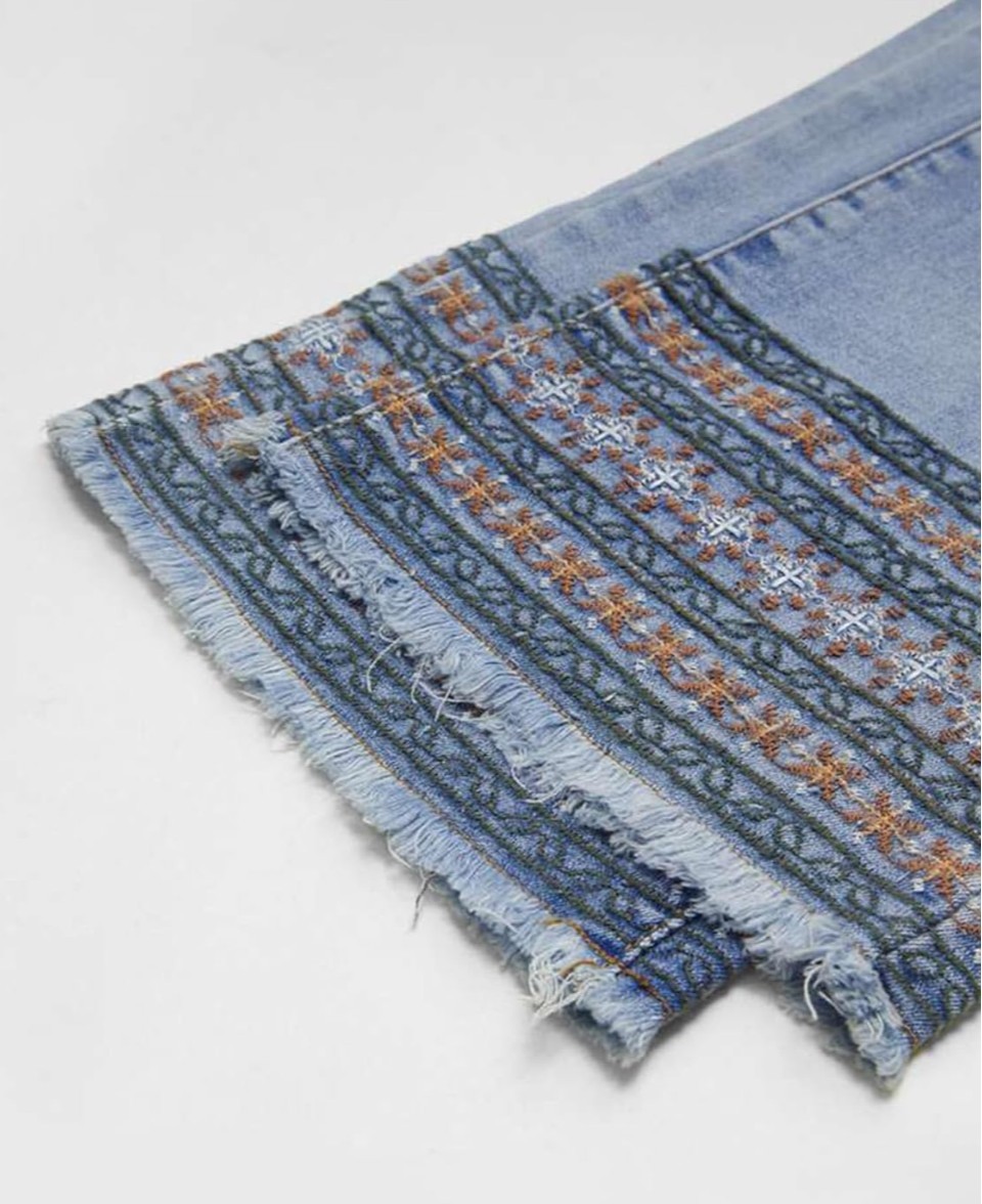 Flamingals Sz M Straight Leg Jeans Low Rise Cropped Wash Embroidery Raw Hem