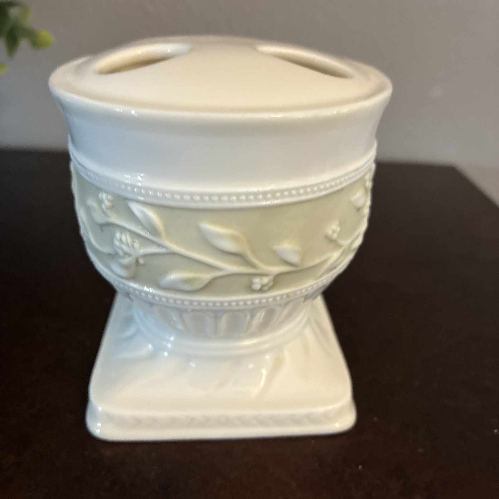 Croscill Willow Brook Acadia Ceramic Off White Toothbrush Holder Celery Bathroom