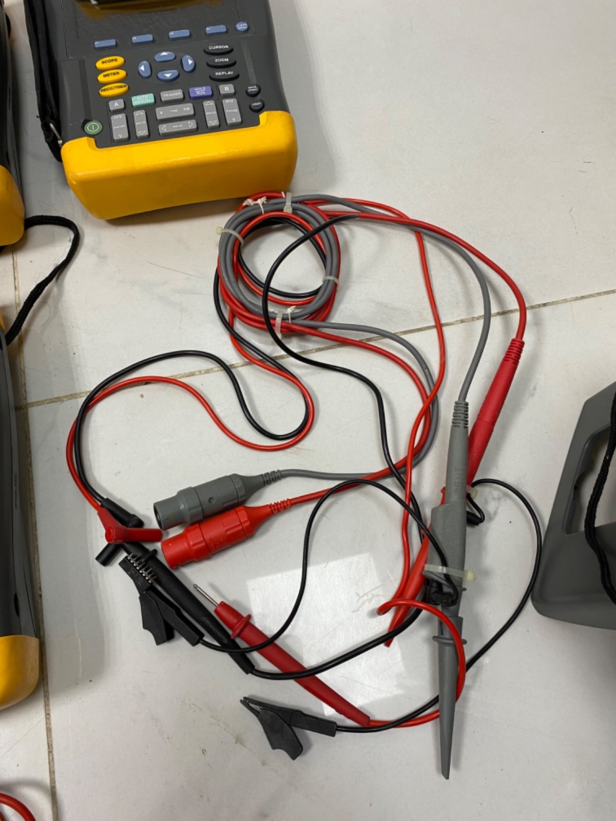 Fluke 196C Digital Oscilloscope ScopeMeter Color Handheld 1GS/s 100mhz