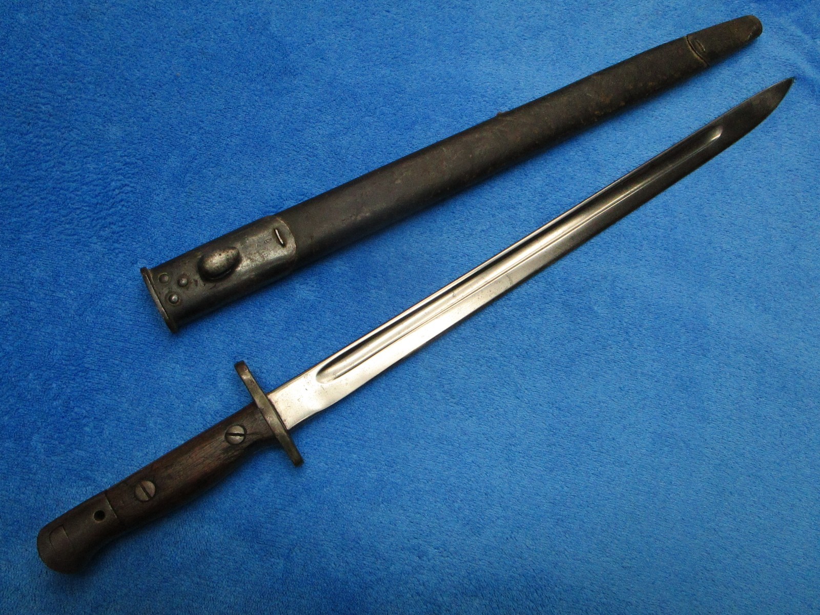 ORIGINAL WW1 CANADIAN M1907 BRITISH SMLE RIFLE BAYONET AND SCABBARD