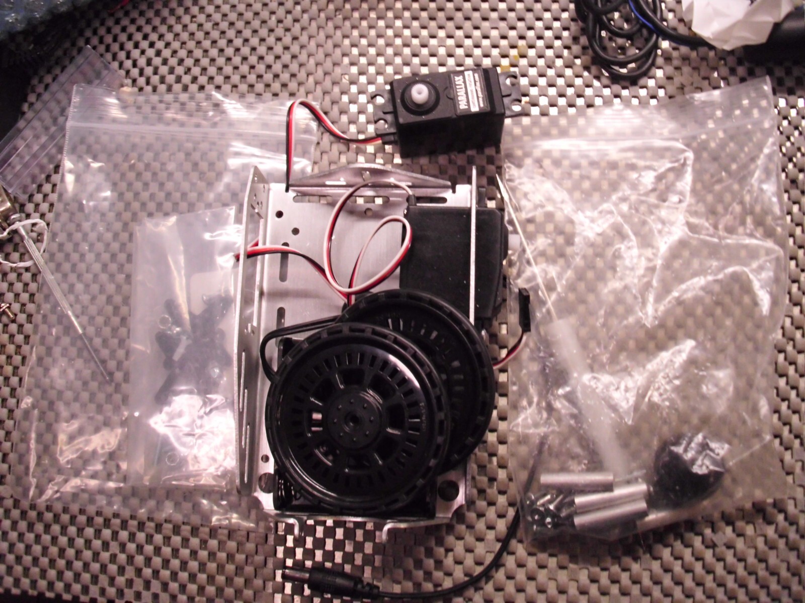 Robot car Chasis Boe Bot, with servos(parallax) and battery holder (One Piece)