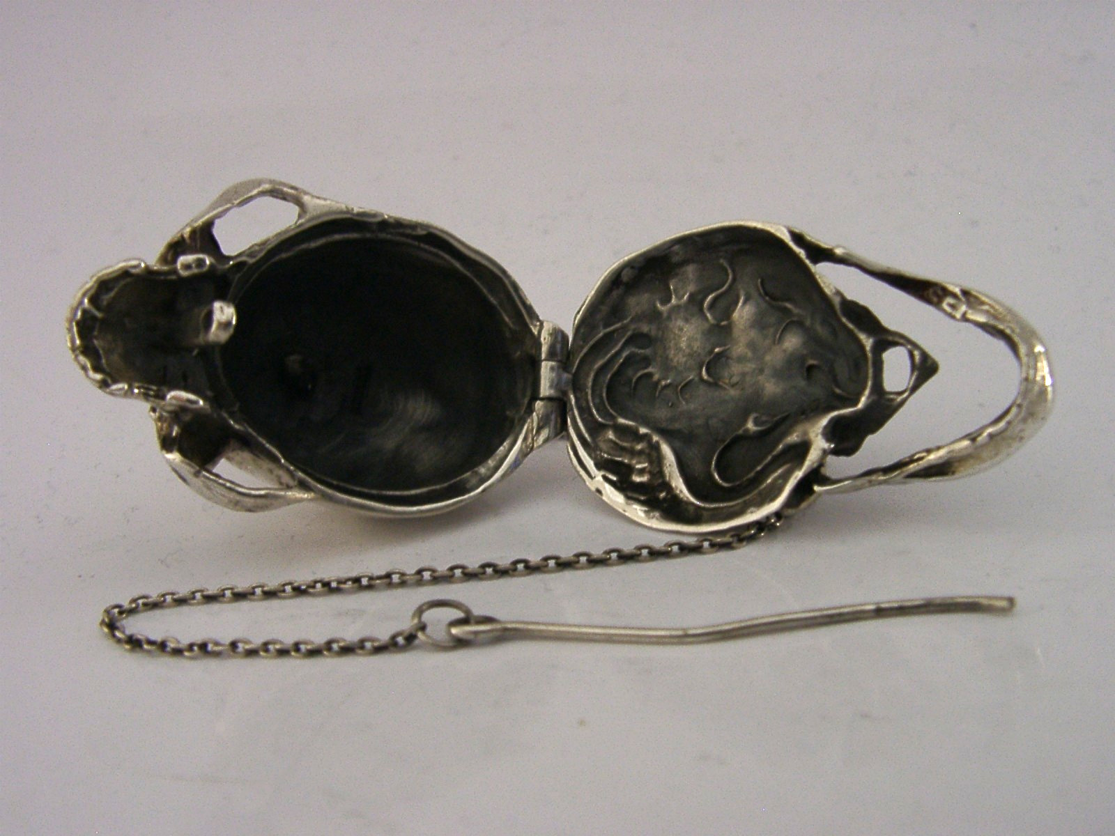 HEAVY 34g NOVELTY STERLING SILVER SKULL BOX c1980