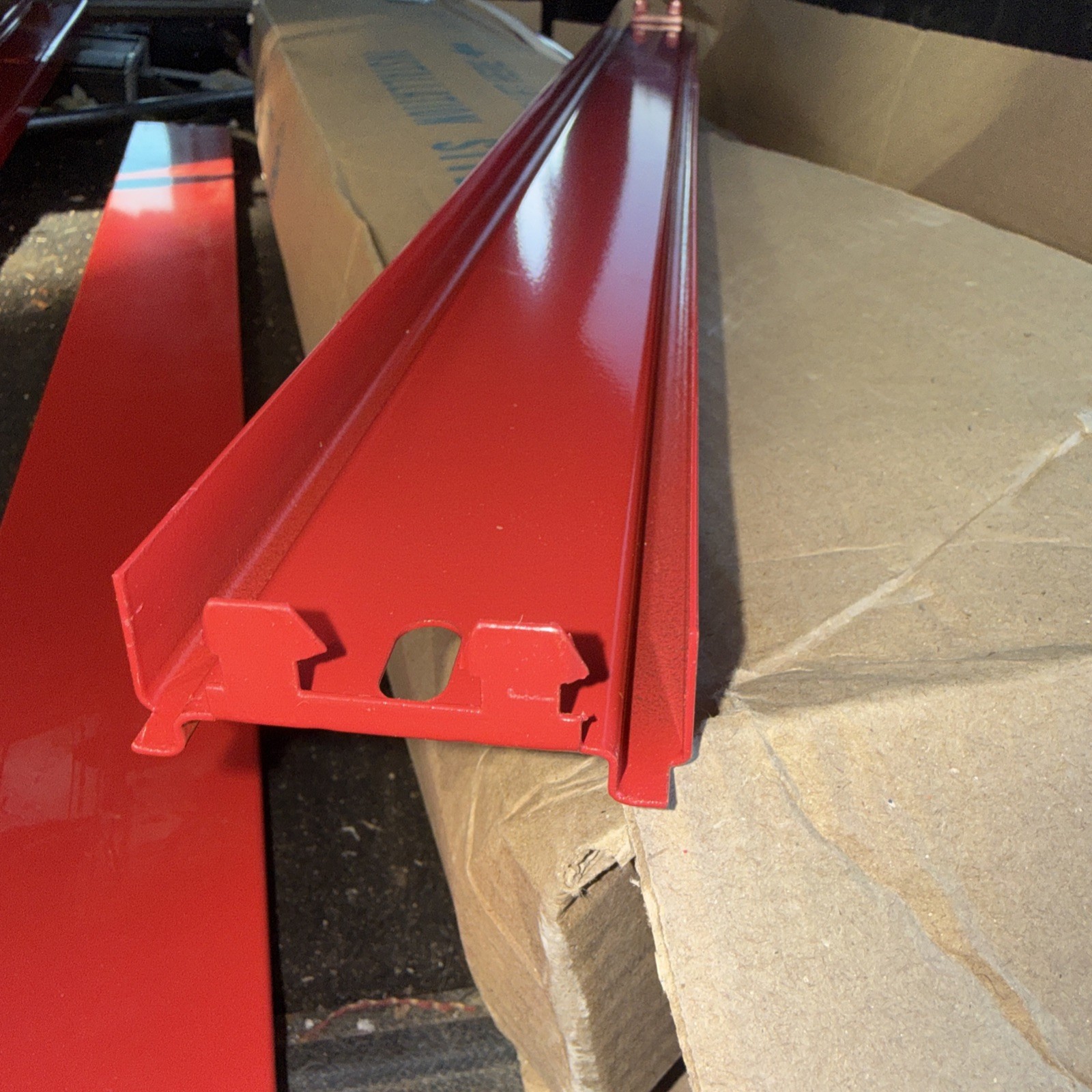 lazier ort3e.red Gondola Center/ Middle Rail red with Center Punched NeW
