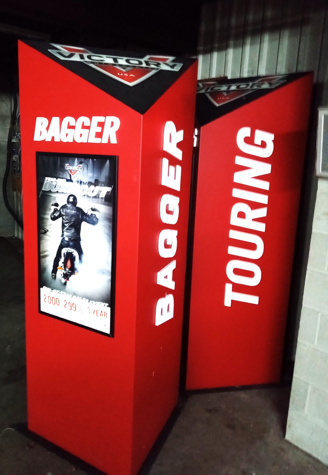 VICTORY MOTORCYCLE DEALER LARGE 3 PC KIOSK SHOWROOM FREESTANDING METAL TRI SIGN