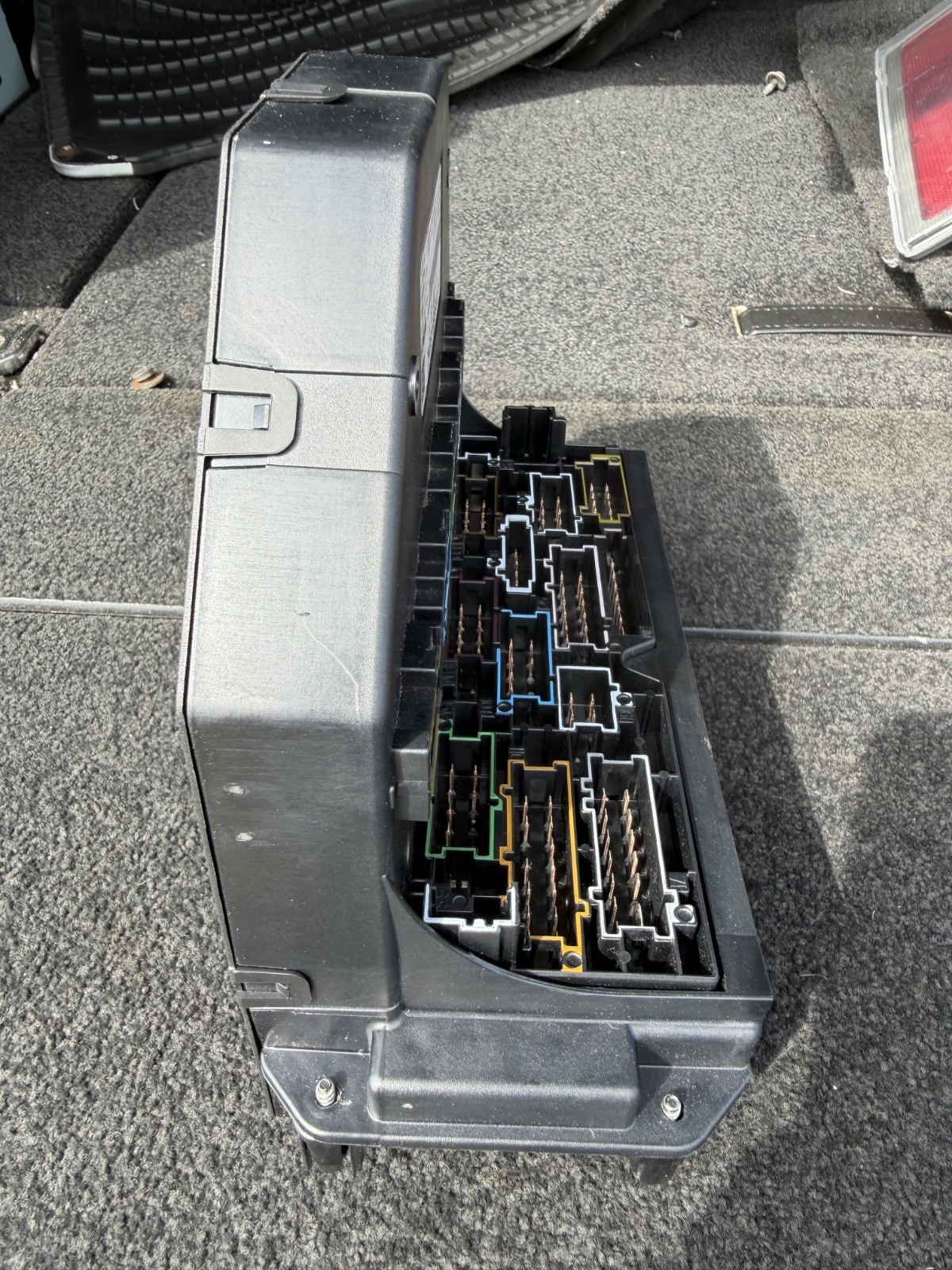 2010-2012 Mercedes-Benz E350 Front SAM Relay Fuse Box OEM 2129004911