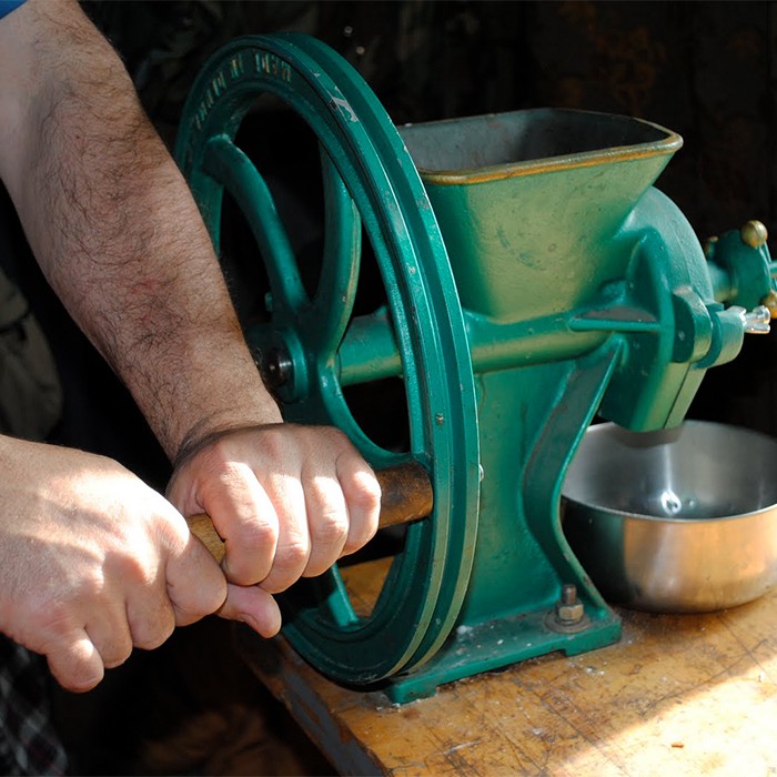 Diamant Hand Grain Mill, Heavy Duty Manual Crank Coarse to Fine Flour Mill 56 lb