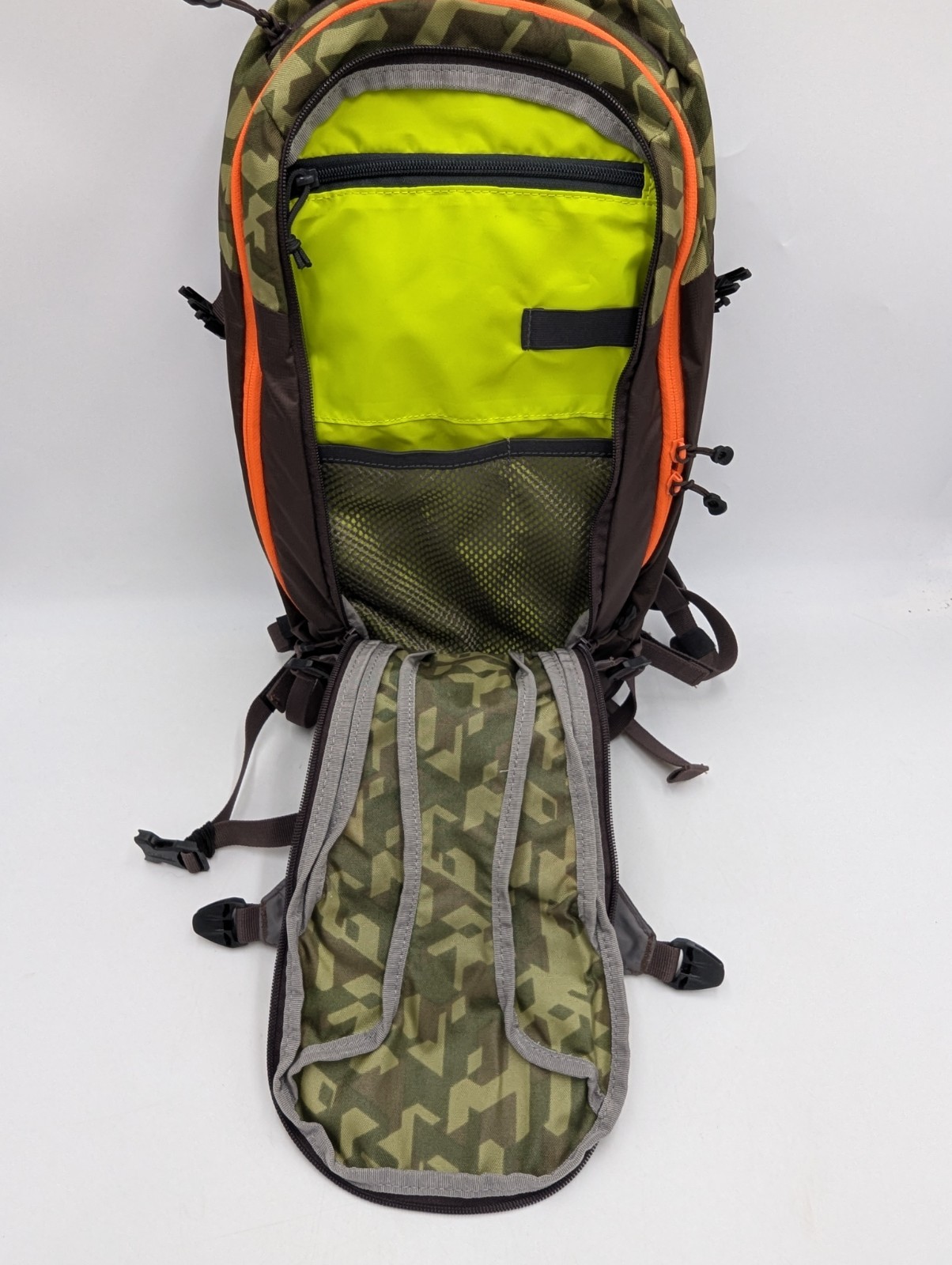 CamelBak Maximum Gear M.U.L.E. Camo Hydration BackPack 3L NO BLADDER