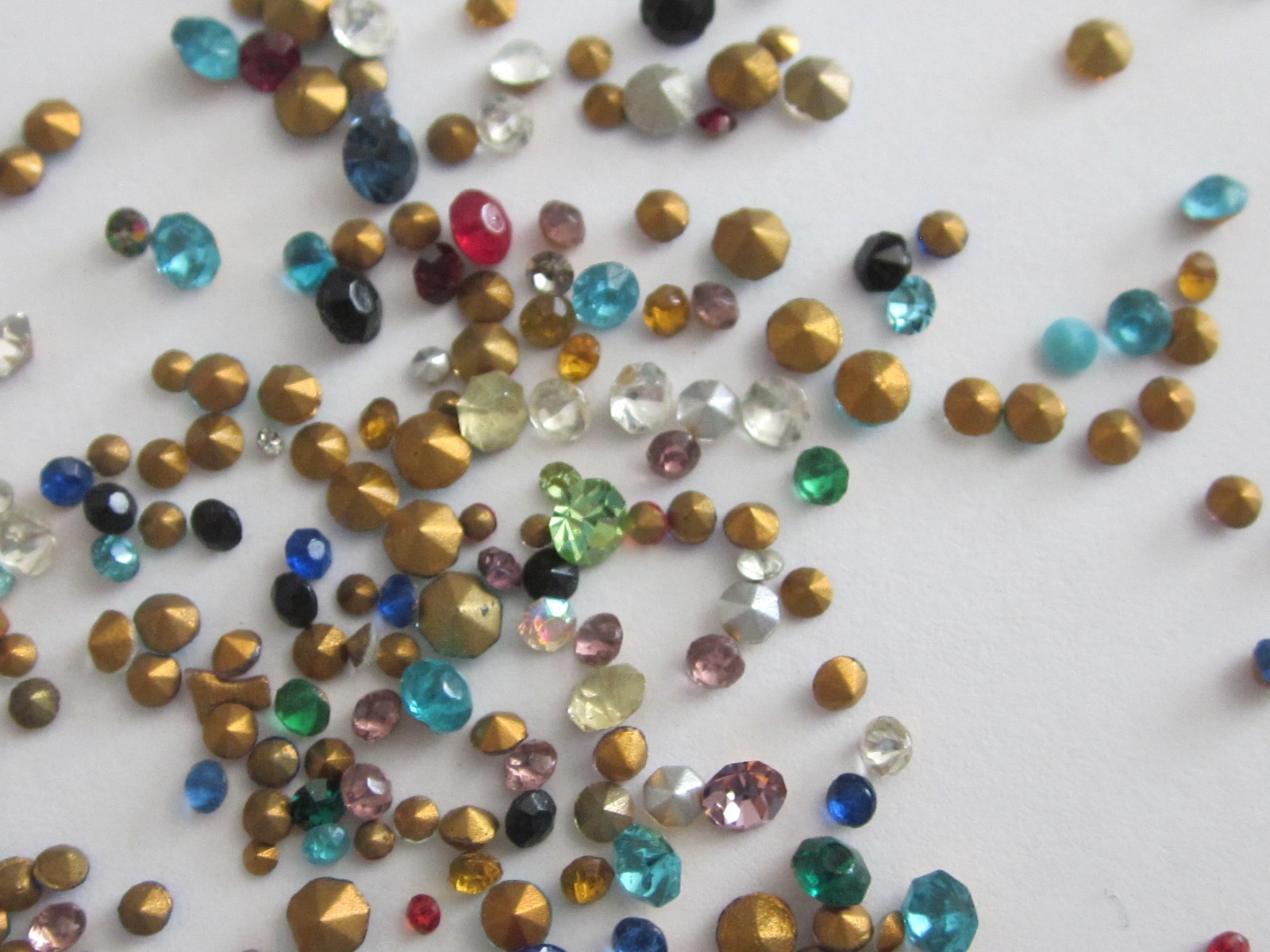 600 TINY SMALL VTG GLASS RHINESTONES COLORS MIX AB CLEAR CZECH PRECIOSA HUGE LOT