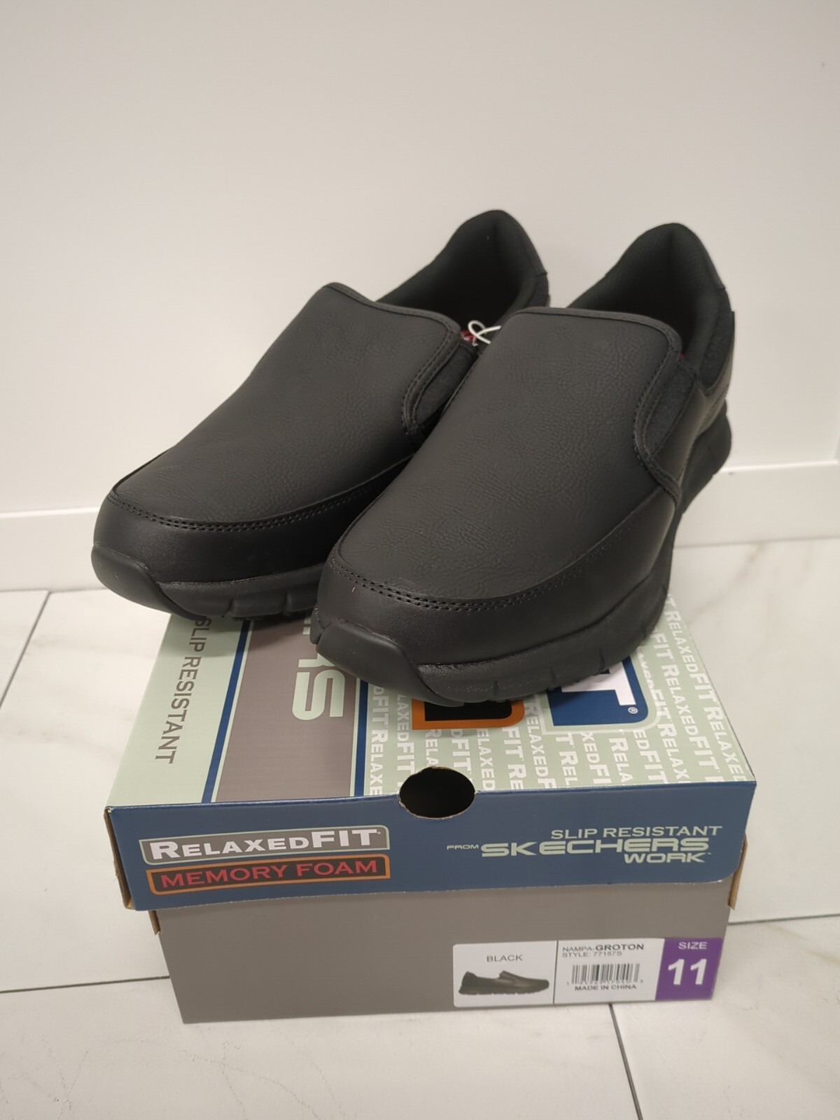 B5 Skechers Mens Size 11- Memory Foam Slip Resistant Work Shoes- Black