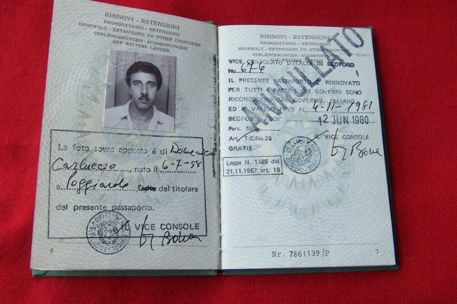 VINTAGE ITALIAN PASSPORT 1970'S CANCELLED EXPIRED WITH STAMPS CONSULATE BEDFORD