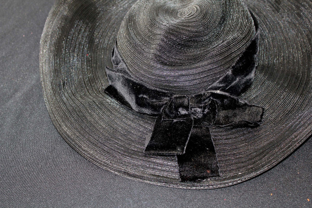 VINTAGE 1950'S-1960'S BLACK HAT BLACK VELVET BOW 22