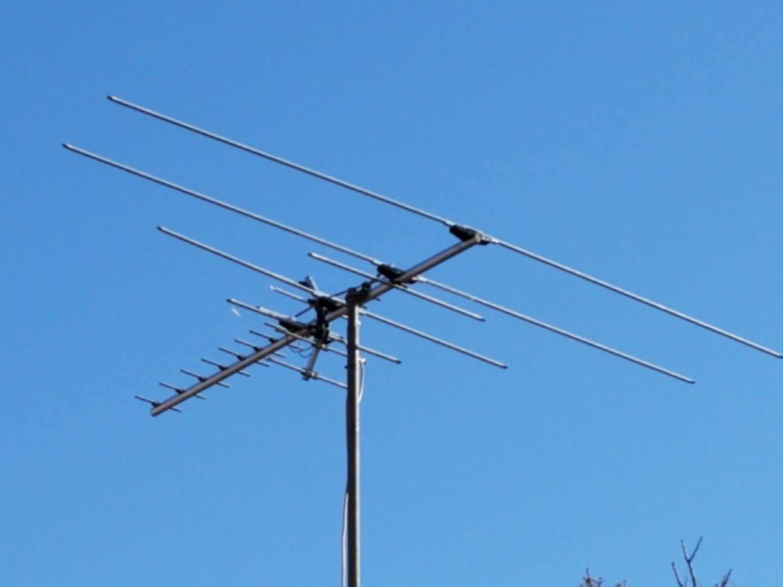 250 Mile Long Range HDTV1080p Outdoes 990 m TV Antenna Digital UHF/VHF FM Radio