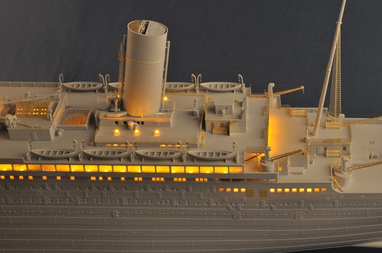 TRUMPETER 1/200 TITANIC The Queen Of the Ocean liner 03719 P/E PARTS &LED LIGHTS