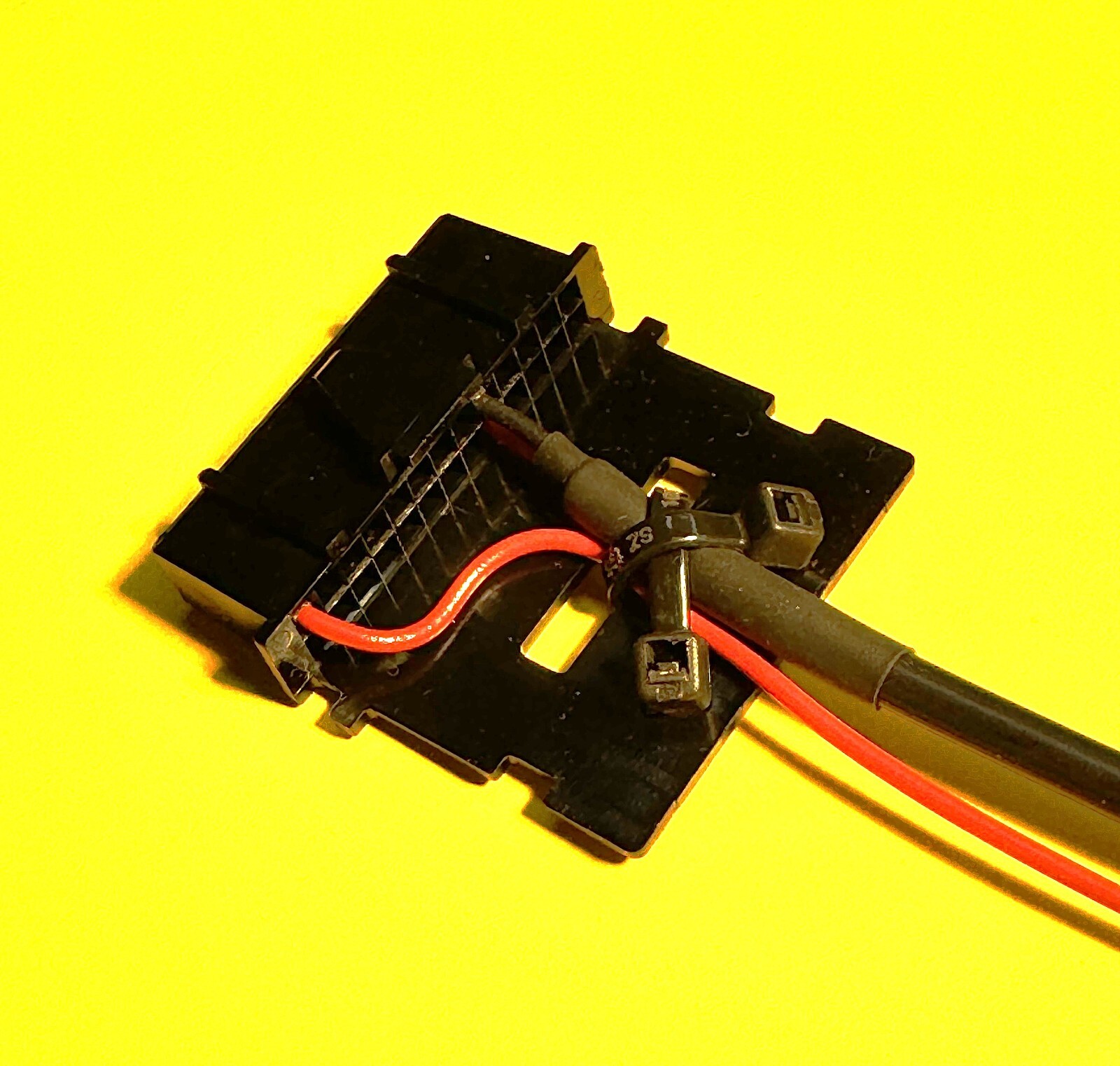 Cable 421SR Speaker Ignition Sense Plug Motorola MOTOTRBO XPR Series