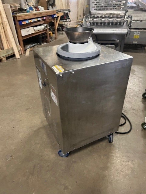 AM Manufacturing Round-O-Matic Dough Rounder - R900