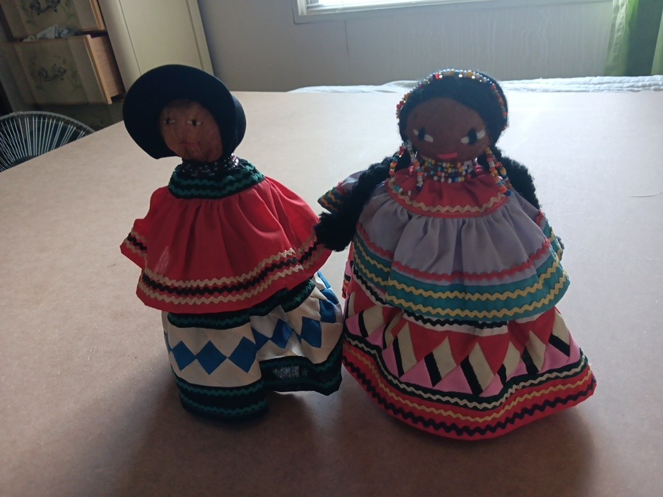 2 Native American Seminole Husk Dolls, Palmetto Fiber Cloth Dresses
