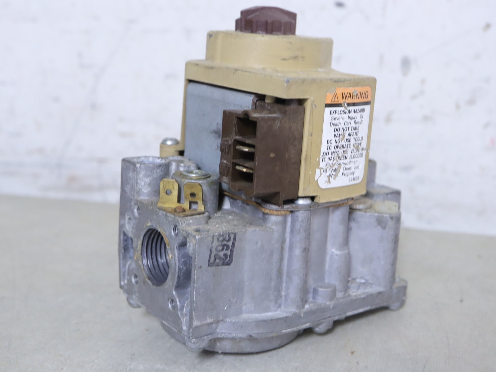 Honeywell VR8205H8016 Furnace Gas Control Valve 24V 60-22866-01