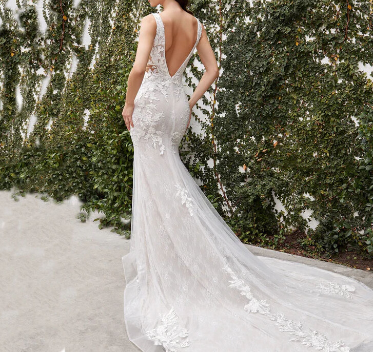 Elegant Mermaid Wedding Dresses V-neck Backless Lace Applique Bridal Gowns Train